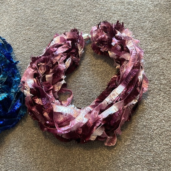 Necklaces with lots os layers and fringe - Picture 2 of 5